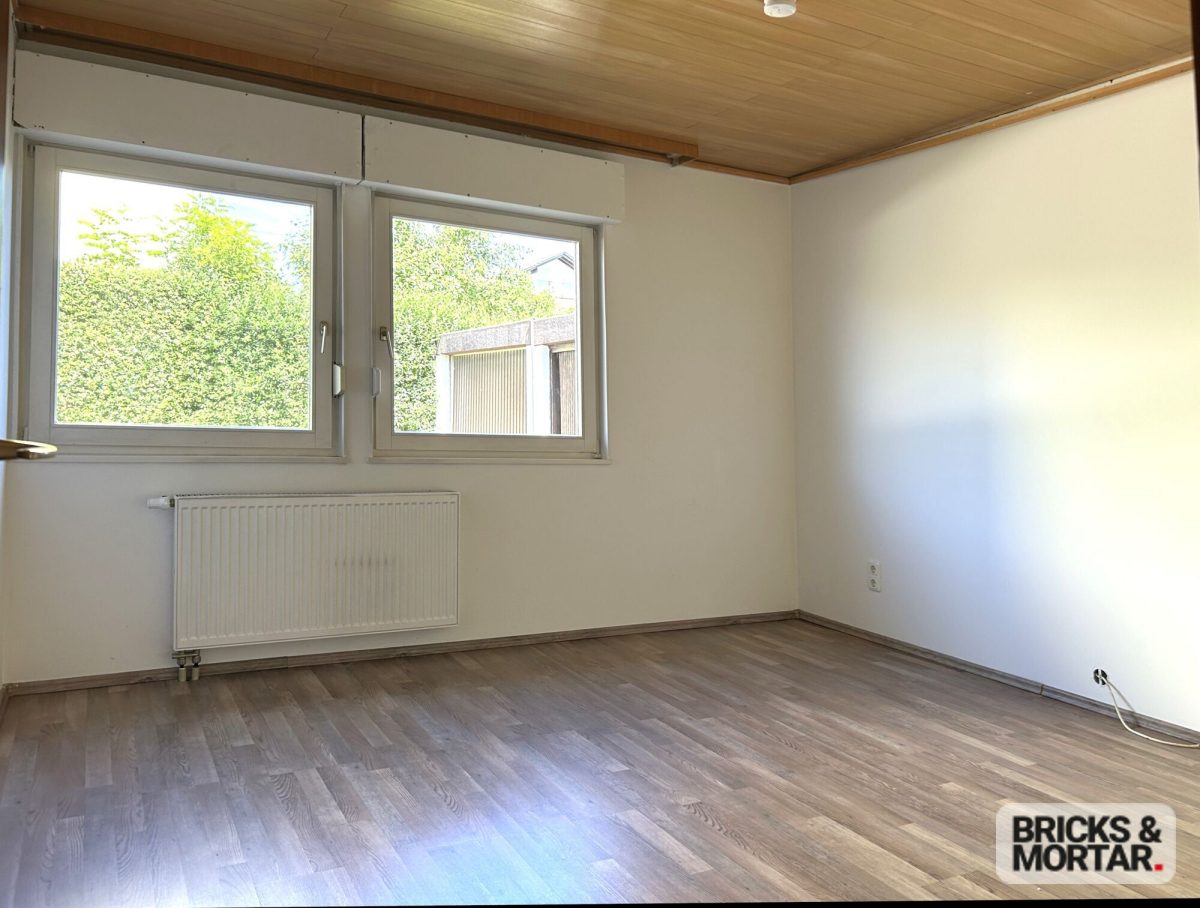 Immobilienangebot - Dasing - Alle - Vielseitiges Ein-/Zweifamilienhaus mit Garten, Balkon und zwei Garagen