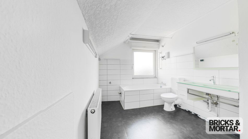 Immobilienangebot - Dasing - Alle - Vielseitiges Ein-/Zweifamilienhaus mit Garten, Balkon und zwei Garagen