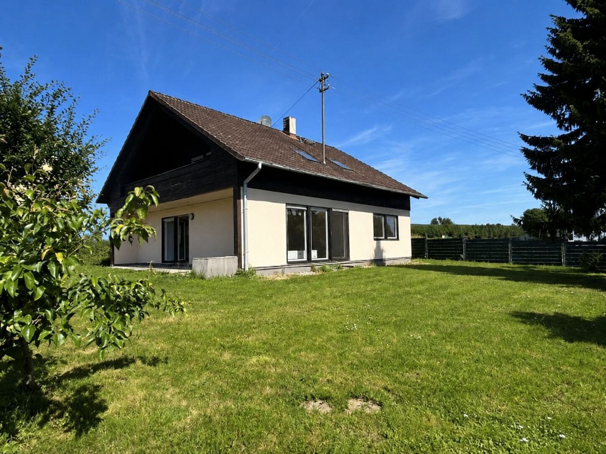 Immobilienangebot - Dasing - Alle - Vielseitiges Ein-/Zweifamilienhaus mit Garten, Balkon und zwei Garagen
