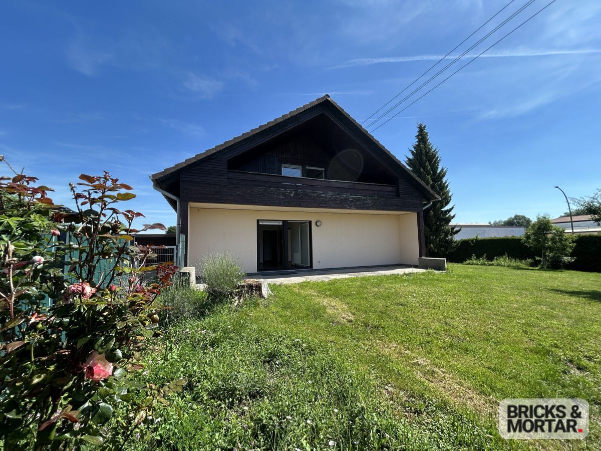 Immobilienangebot - Dasing - Alle - Vielseitiges Ein-/Zweifamilienhaus mit Garten, Balkon und zwei Garagen