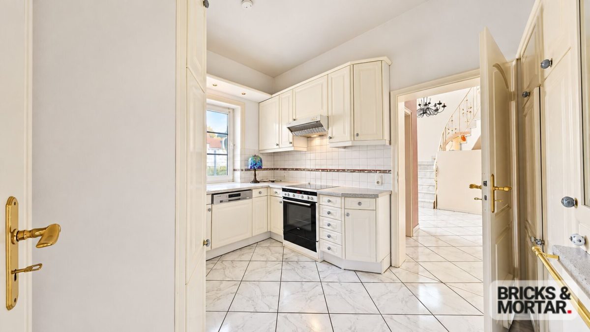 Immobilienangebot - Eurasburg - Alle - Nicht alltägliches Einfamilienhaus mit außergewöhnlichem Platzangebot und Einliegerwohnung