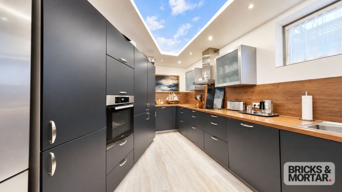 Immobilienangebot - Eurasburg - Alle - Nicht alltägliches Einfamilienhaus mit außergewöhnlichem Platzangebot und Einliegerwohnung