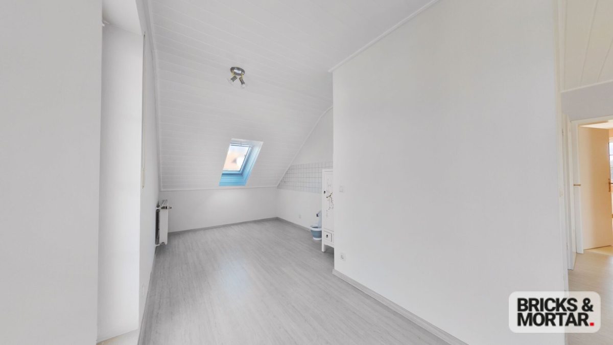 Immobilienangebot - Eurasburg - Alle - Nicht alltägliches Einfamilienhaus mit außergewöhnlichem Platzangebot und Einliegerwohnung