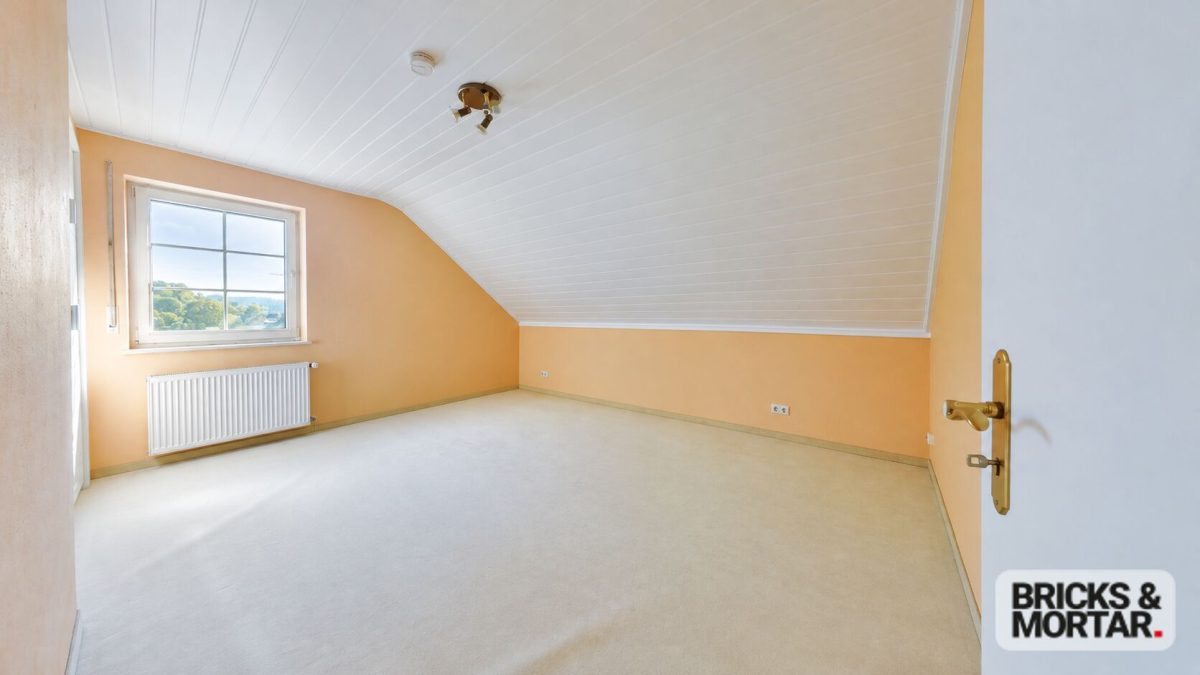 Immobilienangebot - Eurasburg - Alle - Nicht alltägliches Einfamilienhaus mit außergewöhnlichem Platzangebot und Einliegerwohnung