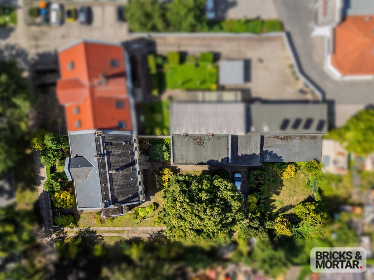 Immobilienangebot - Berlin - Alle - Historisches Wohnhaus in Berlin-Britz: Bezugsfreie 328 m² Wohnfläche,3 Einheiten,1.514 m² Grundstück