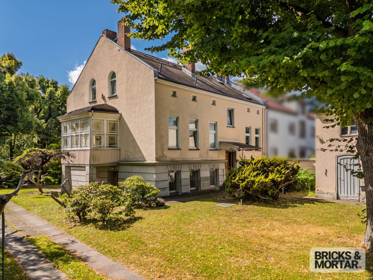 Immobilienangebot - Berlin - Alle - Historisches Wohnhaus in Berlin-Britz: Bezugsfreie 328 m² Wohnfläche,3 Einheiten,1.514 m² Grundstück