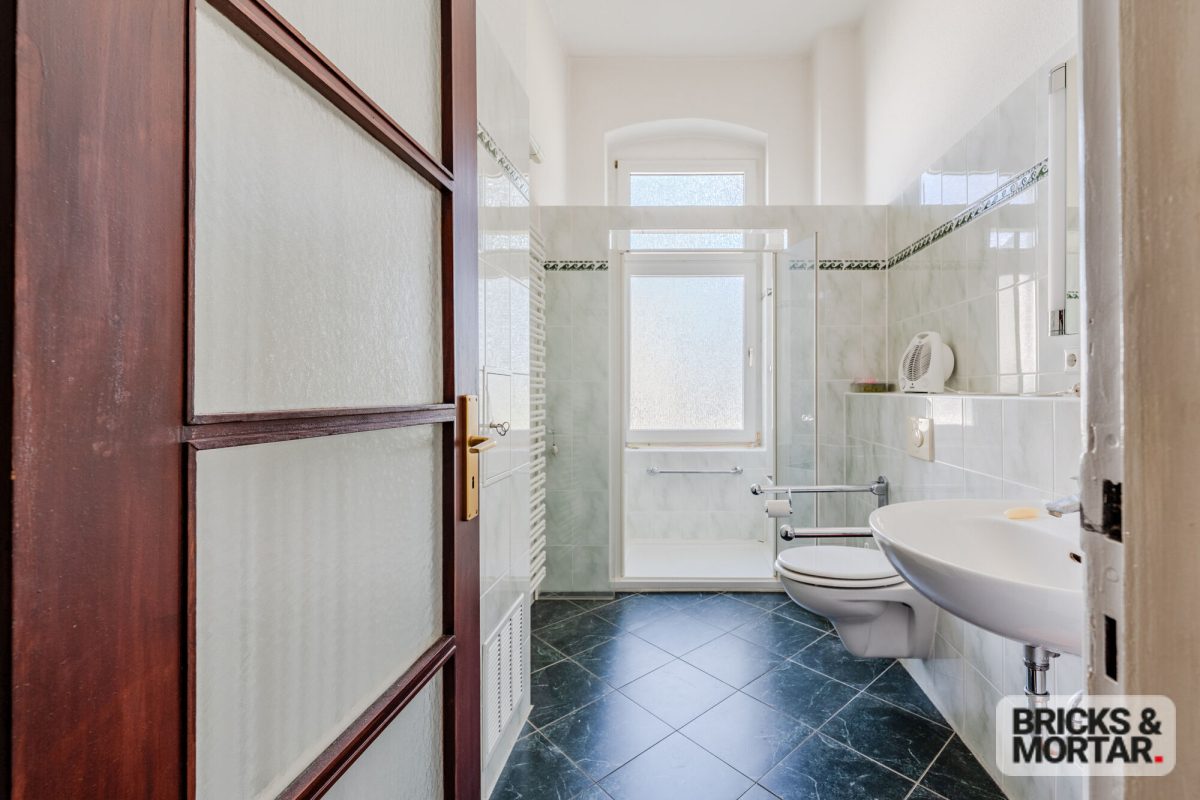 Immobilienangebot - Berlin - Alle - Historisches Wohnhaus in Berlin-Britz: Bezugsfreie 328 m² Wohnfläche,3 Einheiten,1.514 m² Grundstück