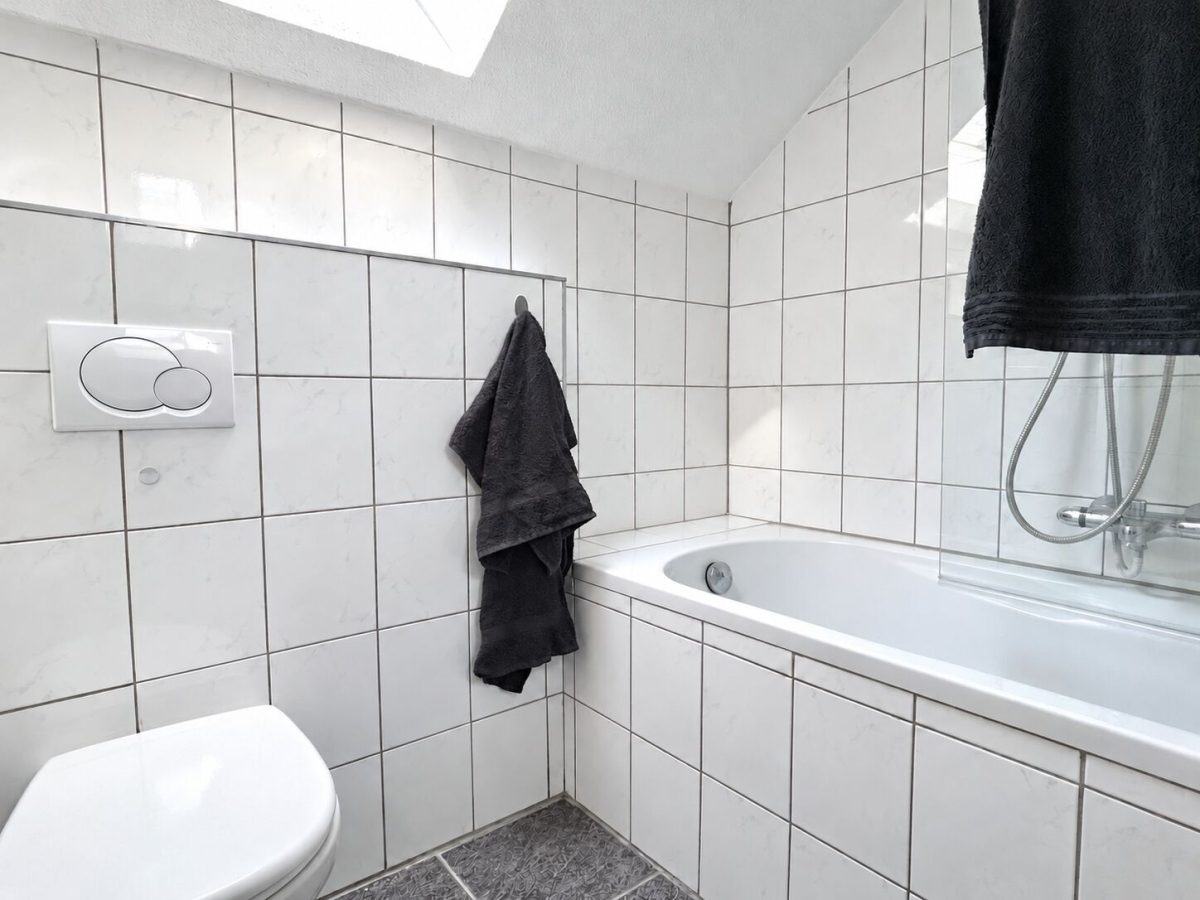 Immobilienangebot - Mering - Alle - Charmante 2,5-Zimmer-Dachgeschosswohnung mit Südloggia und Stellplatz | ca. 55 m² | Mering