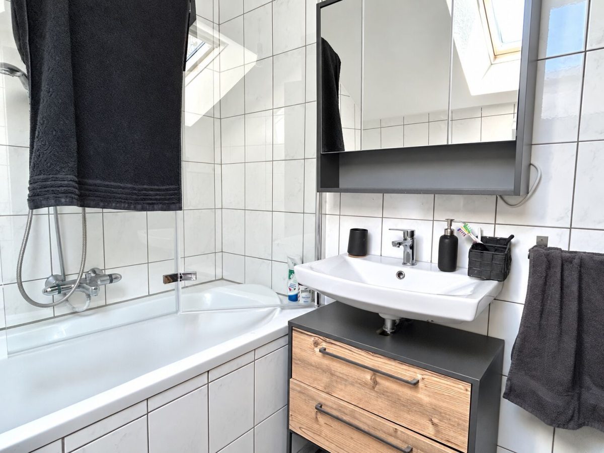 Immobilienangebot - Mering - Alle - Charmante 2,5-Zimmer-Dachgeschosswohnung mit Südloggia und Stellplatz | ca. 55 m² | Mering