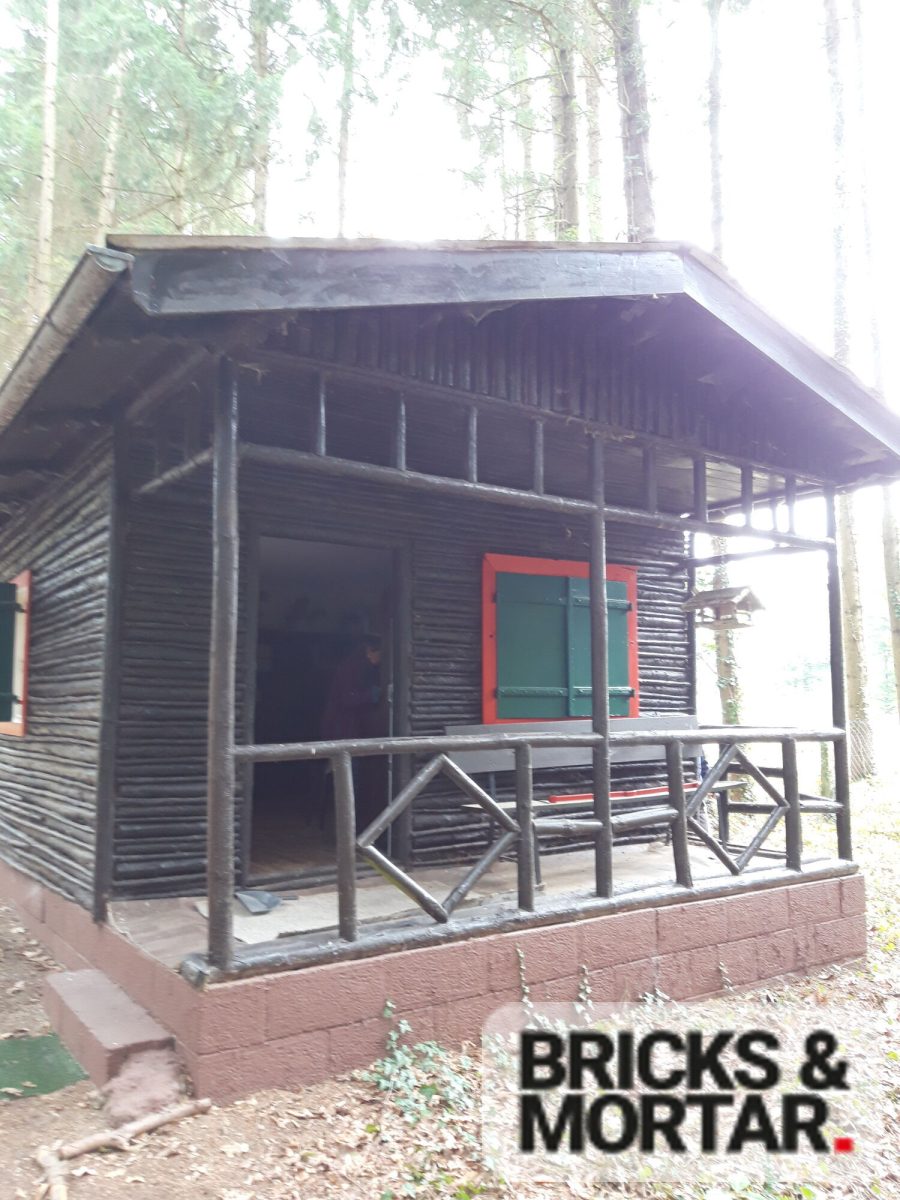 Immobilienangebot - Aichach / Untergriesbach - Grundstücke - Waldgrundstück mit ca. 3.419 m², vielseitigem Baumbestand und eigener Hütte in Untergriesbach