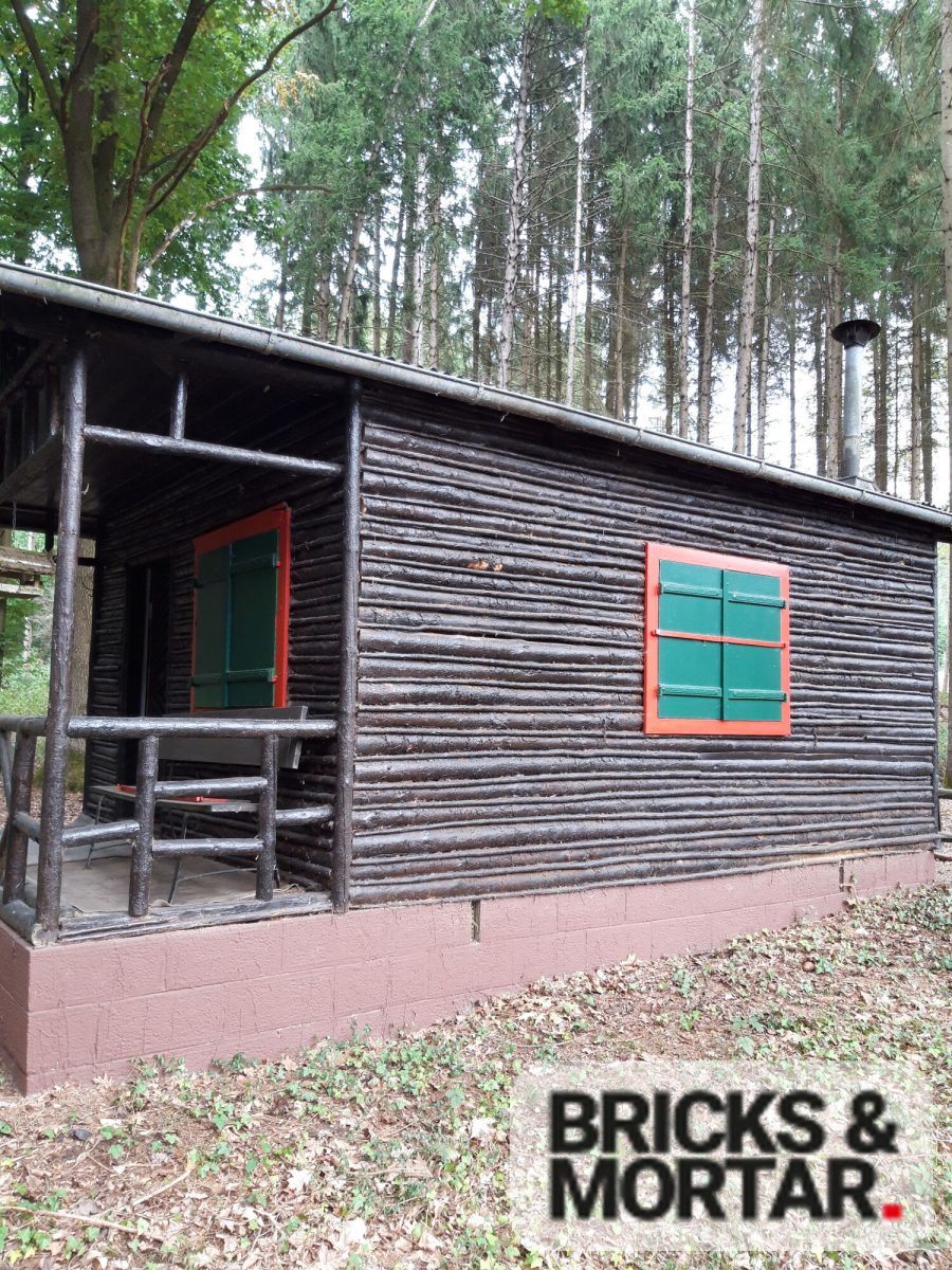 Immobilienangebot - Aichach / Untergriesbach - Grundstücke - Waldgrundstück mit ca. 3.419 m², vielseitigem Baumbestand und eigener Hütte in Untergriesbach