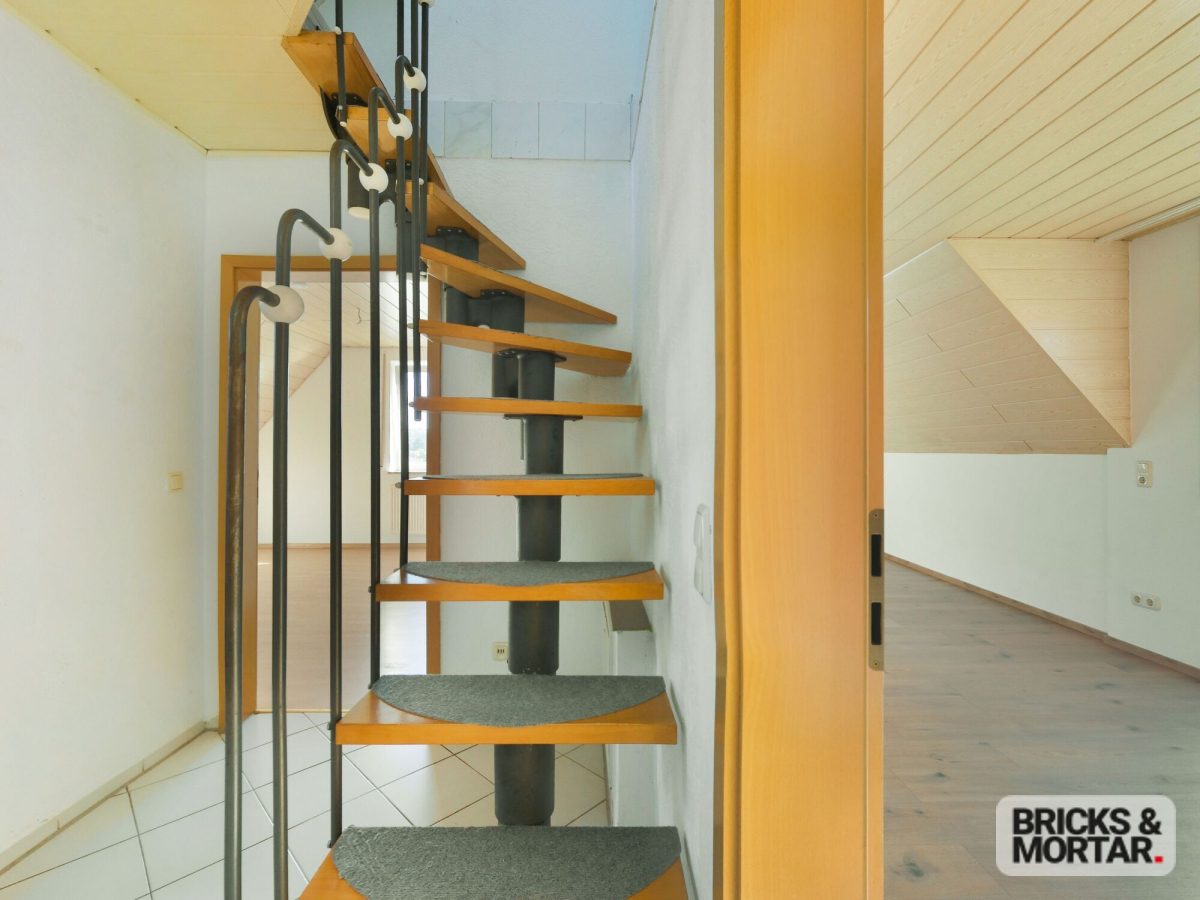 Immobilienangebot - Binswangen - Alle - Maisonettewohnung mit besonderem Raumangebot, Balkon und Doppelgarage  -sofort bezugsfrei-