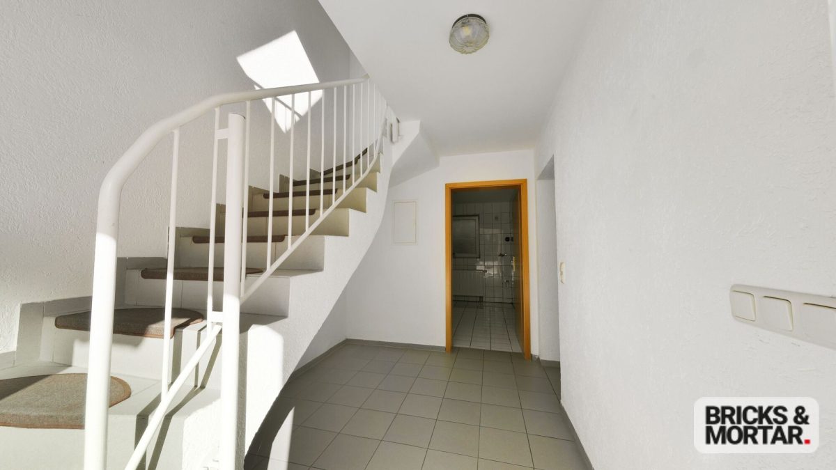 Immobilienangebot - Binswangen - Alle - Maisonettewohnung mit besonderem Raumangebot, Balkon und Doppelgarage  -sofort bezugsfrei-