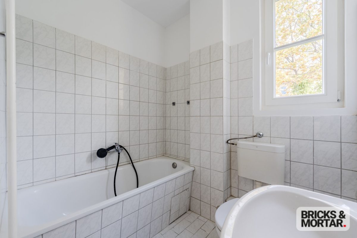 Immobilienangebot - Berlin - Alle - Bezugsfreie, sanierte 4-Zimmer-Altbauwohnung mit Lift in ruhiger Lage von Berlin-Schmargendorf