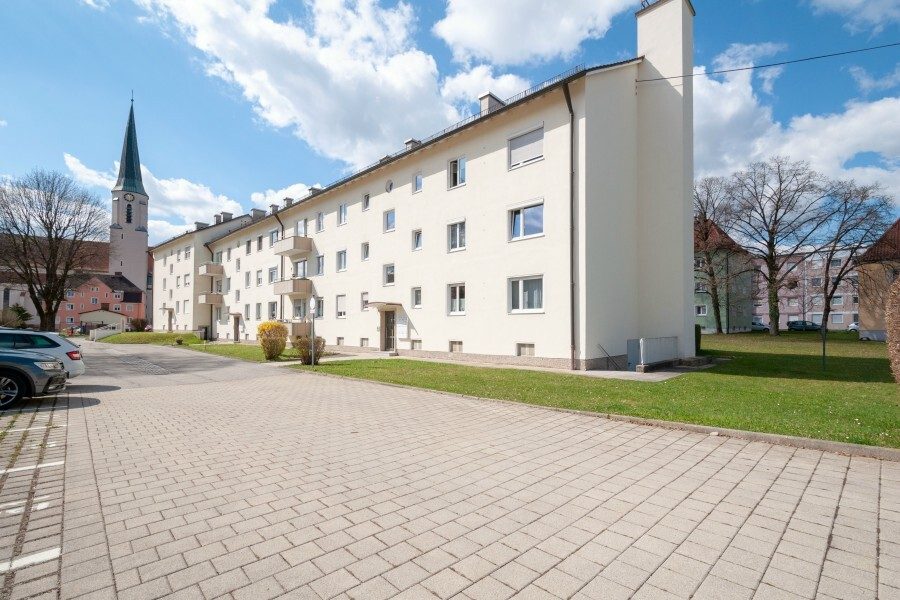 Immobilienangebot - Freilassing - Alle - Neuwertige 2-Zimmer-Wohnung mit Balkon & Einbauküche in Freilassing