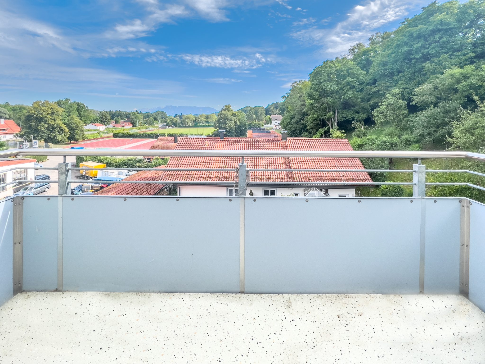 Immobilienangebot - Laufen - Alle - Bergblick: Neuwertige 4-Zimmer-Wohnung mit 2 TG-Stellplätzen in Laufen