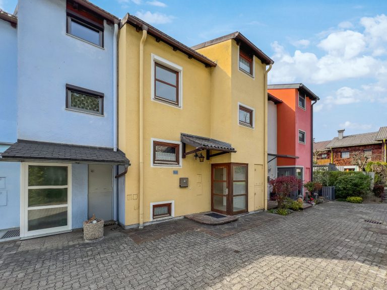 Immobilienangebot - Oberndorf bei Salzburg - Alle - RUHIG GELEGENES REIHENHAUS MIT MODERNISIERUNGSPOTENTIAL IN OBERNDORF BEI SALZBURG