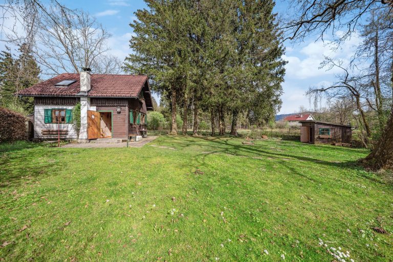 Immobilienangebot - Huttich - Alle - ATTRAKTIVES FREIZEITGRUNDSTÜCK IN SEENÄHE MIT KLEINEM HÄUSCHEN
