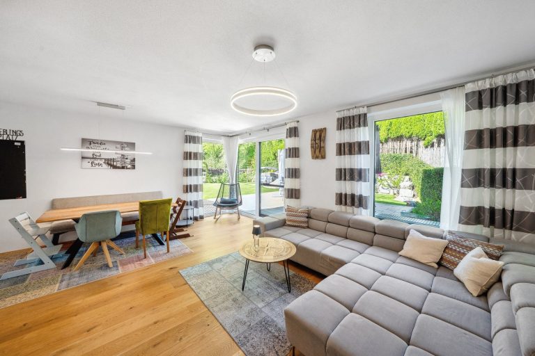 Immobilienangebot - Seeham - Alle - NEUWERTIGES FAMILIENJUWEL IN SEEHAM MIT TRAUMGARTEN  – RUHE, RAUM UND NATURVIELFALT