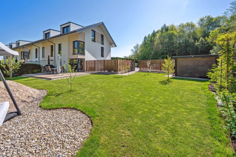 Immobilienangebot - Seeham - Alle - NEUWERTIGES FAMILIENJUWEL IN SEEHAM MIT TRAUMGARTEN  – RUHE, RAUM UND NATURVIELFALT
