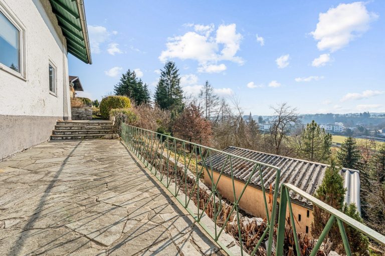 Immobilienangebot - Oberndorf bei Salzburg - Alle - AUSSICHTSLAGE: SANIERUNGSBEDÜRFTIGES EINFAMILIENHAUS MIT GARAGE IN OBERNDORF