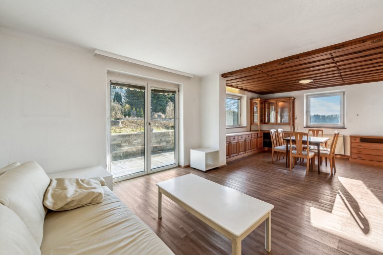 Immobilienangebot - Oberndorf bei Salzburg - Alle - AUSSICHTSLAGE: SANIERUNGSBEDÜRFTIGES EINFAMILIENHAUS MIT GARAGE IN OBERNDORF