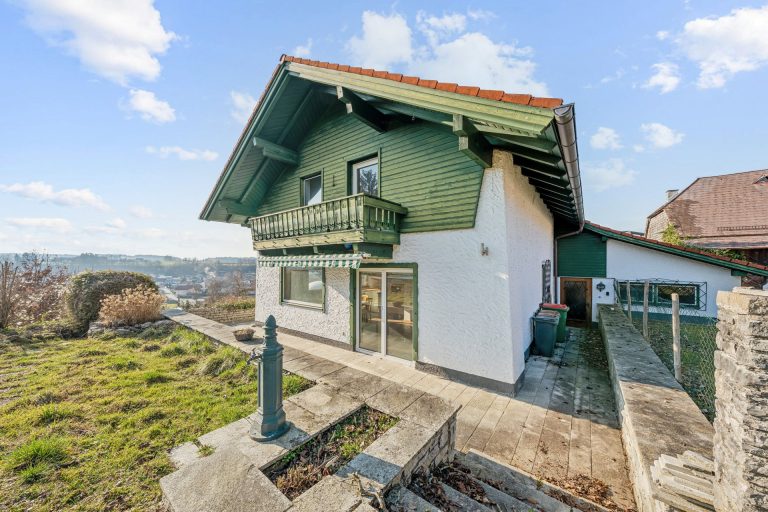 Immobilienangebot - Oberndorf bei Salzburg - Alle - AUSSICHTSLAGE: SANIERUNGSBEDÜRFTIGES EINFAMILIENHAUS MIT GARAGE IN OBERNDORF