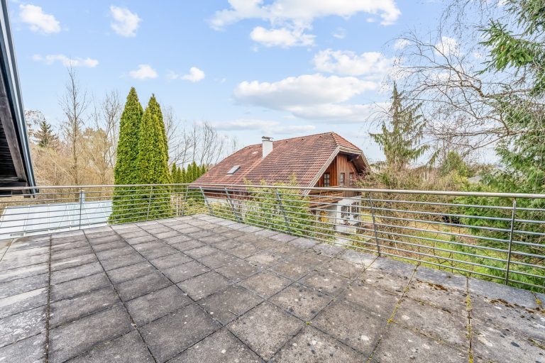 Immobilienangebot - Bürmoos - Alle - RENOVIERUNGSBEDÜRFTIGES EINFAMILIENHAUS MIT GROSSZÜGIGER TERRASSE UND STELLPLÄTZEN IN BÜRMOOS