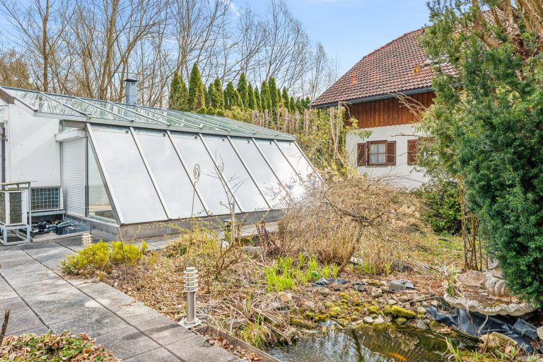 Immobilienangebot - Bürmoos - Alle - RENOVIERUNGSBEDÜRFTIGES EINFAMILIENHAUS MIT GROSSZÜGIGER TERRASSE UND STELLPLÄTZEN IN BÜRMOOS