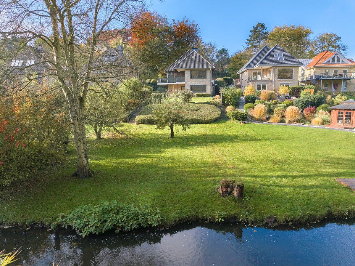 Immobilienangebot - Harrislee - Alle - EFH auf traumhaftem Grundstück: Wasser und Wald vor der Tür!
