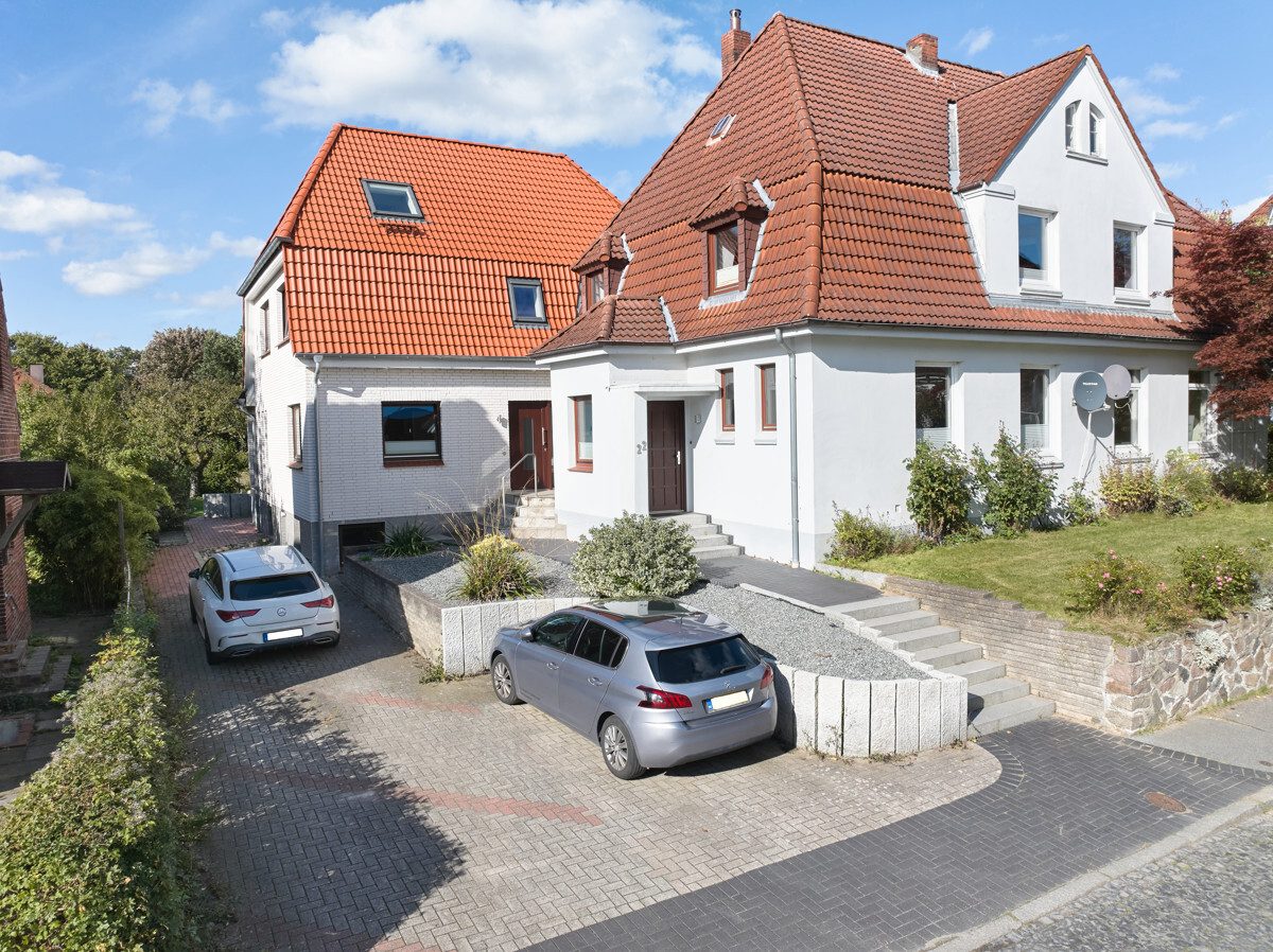 Immobilienangebot - Flensburg - Wohnen - Zwei Häuser - ein Preis! 
Modernes Wohnen trifft auf historischen Charme