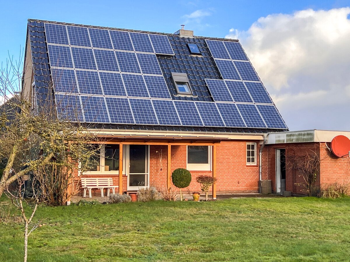 Immobilienangebot - Immenstedt - Wohnen - Einfamilienhaus mit PV-Anlage – Teilweise saniert, bereit für Ihre Ideen!