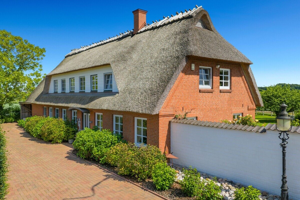 Immobilienangebot - Sörup - Wohnen - Einzigartiges Reetdachanwesen mit Stallungen in idyllischer Lage!