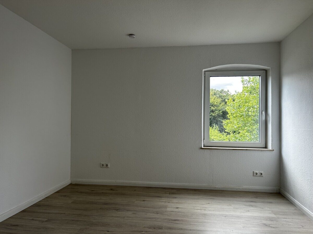 Immobilienangebot - Glücksburg - Wohnen - 2,5-Zimmer-Wohnung, Schlossallee 12, 2.OG.
        ! Bitte bewerben Sie sich online !