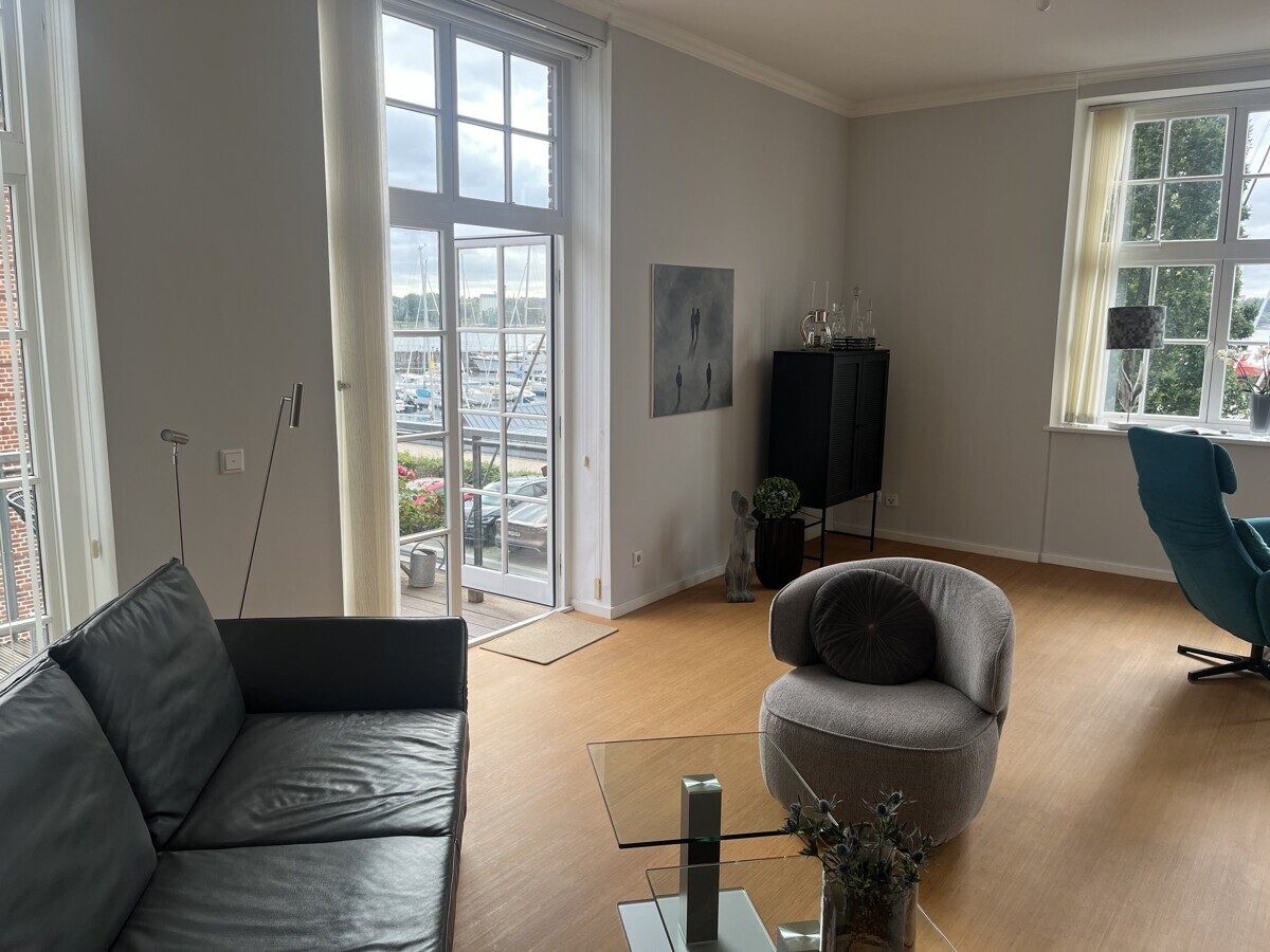 Immobilienangebot - Flensburg - Wohnen - großzügige 3,0-Zimmer-Wohnung, Fördeprommenade 20, 1.OG.
! bitte bewerben Sie sich online !
