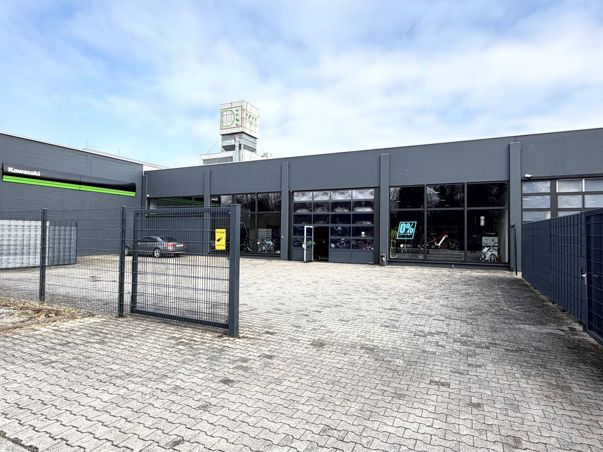 Immobilienangebot - Mannheim / Neckarstadt-Ost/Wohlgelegen - Alle - PROVISIONSFREI! Praktisch geschnittene Halle mit Stellplätzen und Büros in etabliertem Gewerbegebiet