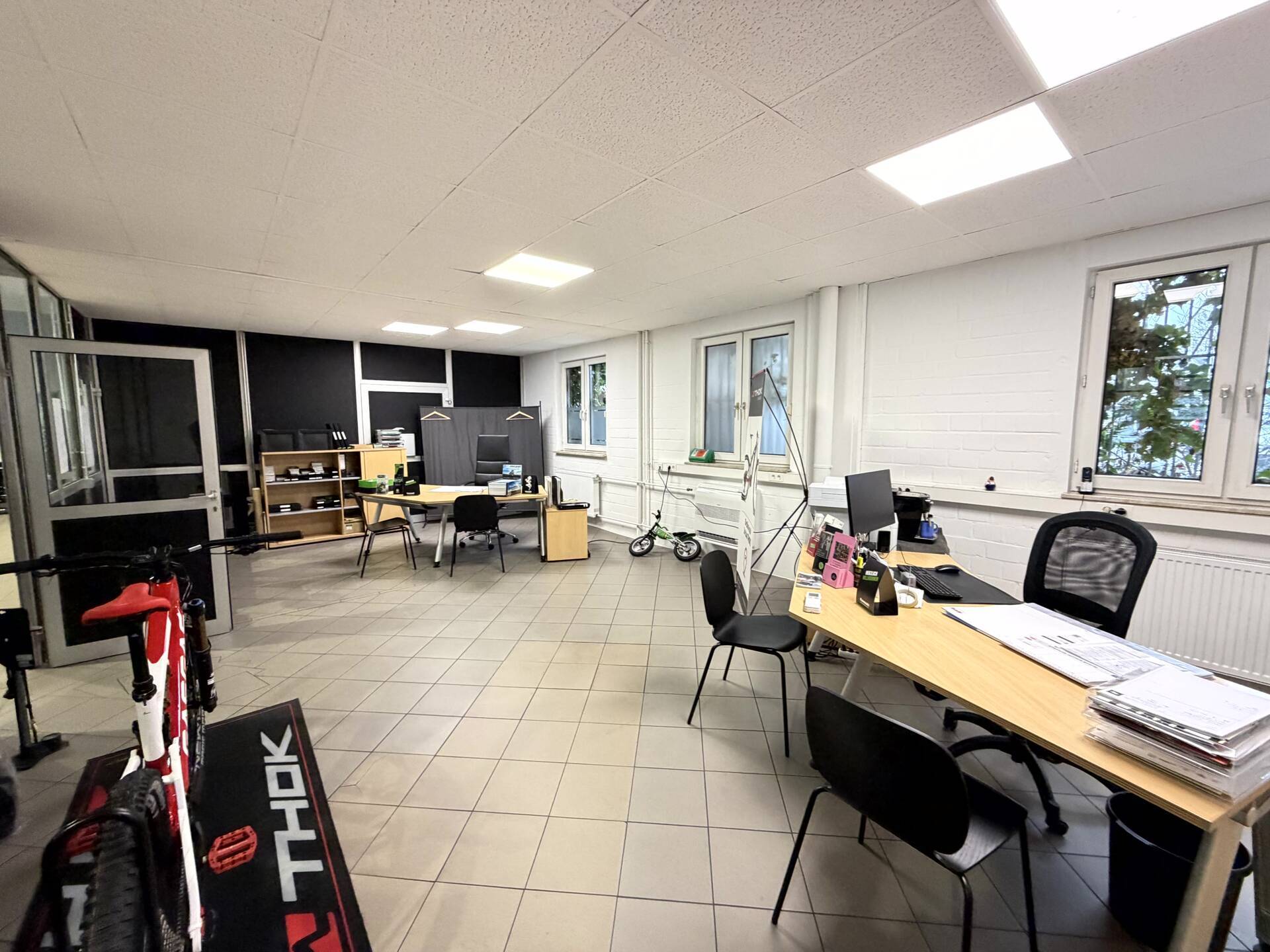 Immobilienangebot - Mannheim / Neckarstadt-Ost/Wohlgelegen - Alle - PROVISIONSFREI! Praktisch geschnittene Halle mit Stellplätzen und Büros in etabliertem Gewerbegebiet