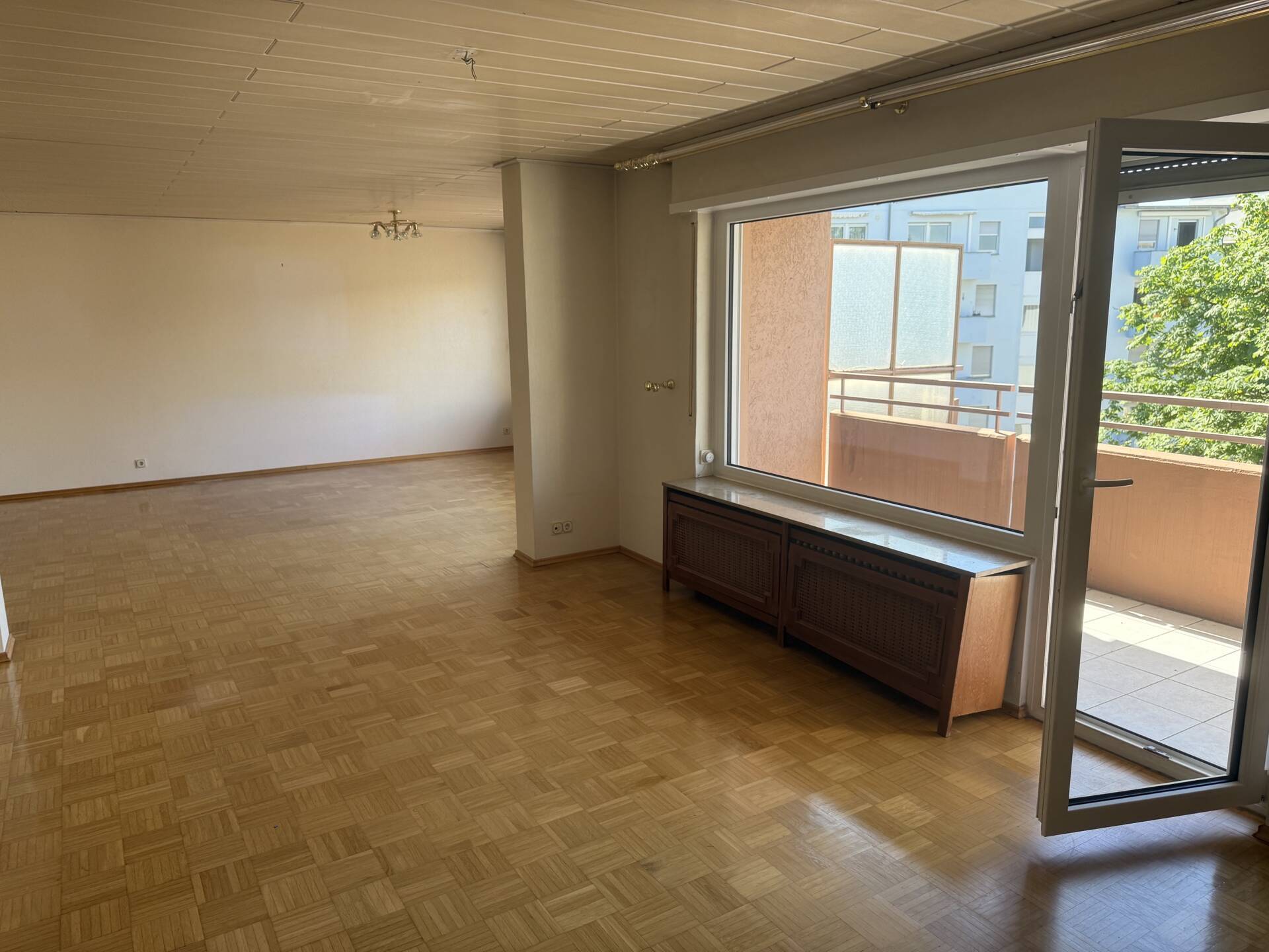 Immobilienangebot - Mannheim / Oststadt - Alle - Großzügige 4-Zimmer-Etagenwohnung mit 2 sonnigen Balkonen und überdachtem Stellplatz
