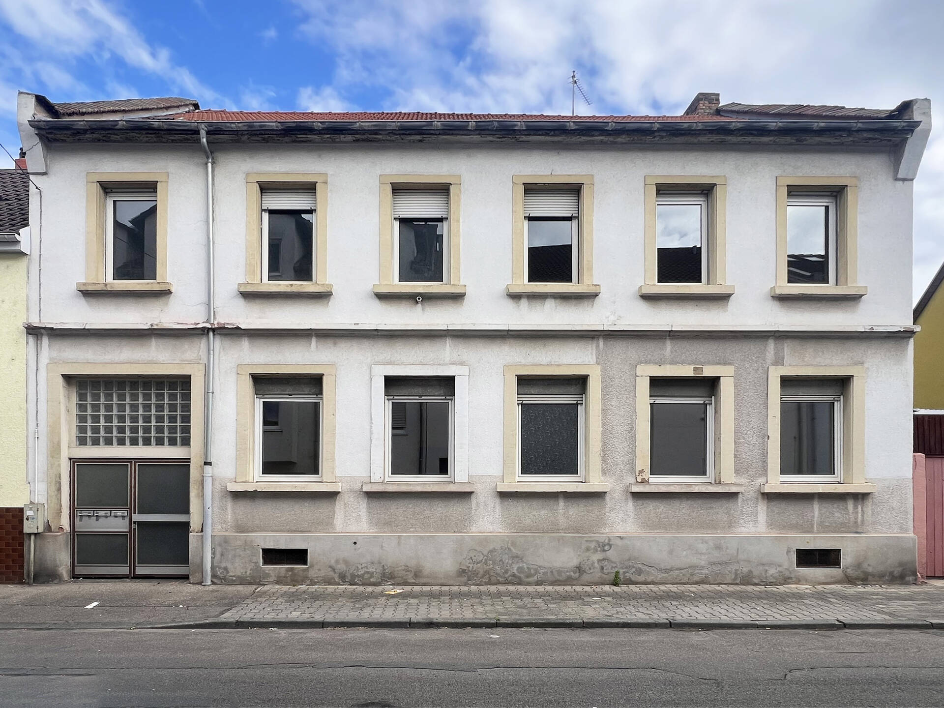 Immobilienangebot - Mannheim / Neckarau - Alle - Provisionsfrei: Sanierungsbedürftiges Mehrfamilienhaus mit vielseitigen Nutzungsmöglichkeiten!