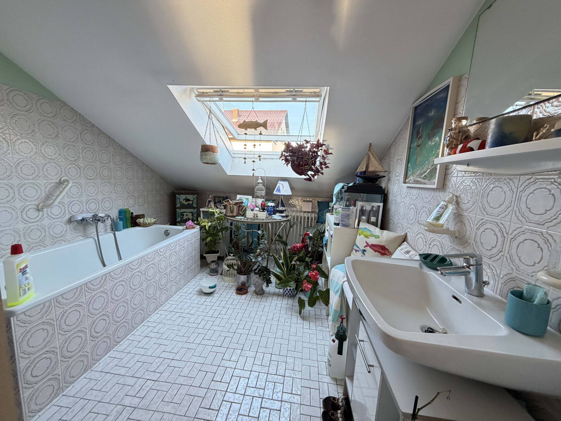 Immobilienangebot - Hirschberg an der Bergstraße / Großsachsen - Alle - Geräumige 2-Zimmer-Dachgeschosswohnung mit großem Balkon und Doppelparker in ruhiger Wohnlage