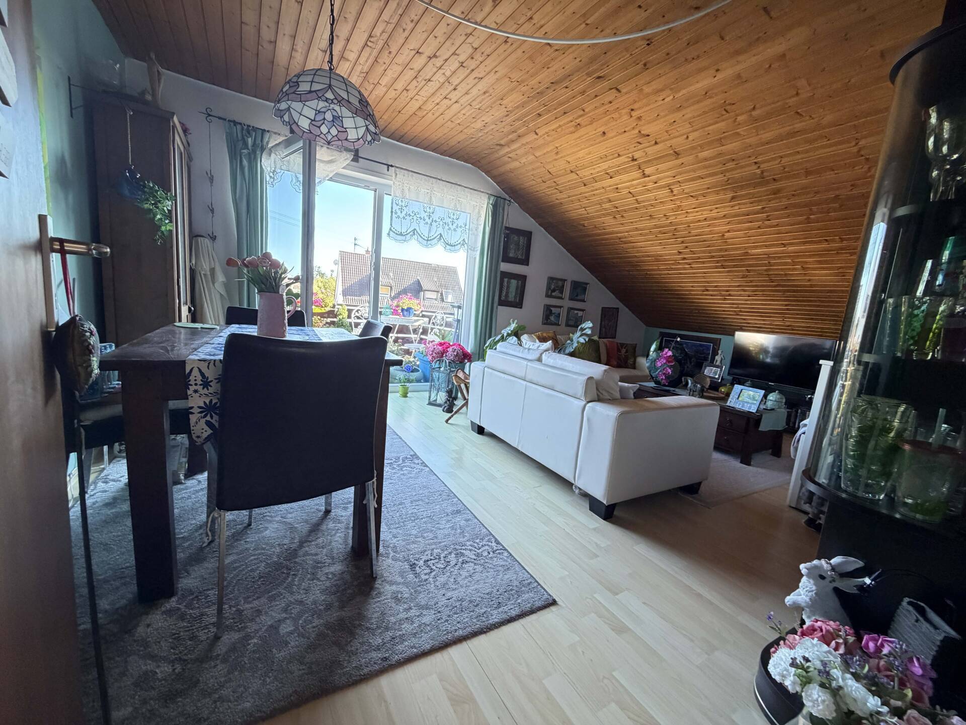 Immobilienangebot - Hirschberg an der Bergstraße / Großsachsen - Alle - Geräumige 2-Zimmer-Dachgeschosswohnung mit großem Balkon und Doppelparker in ruhiger Wohnlage