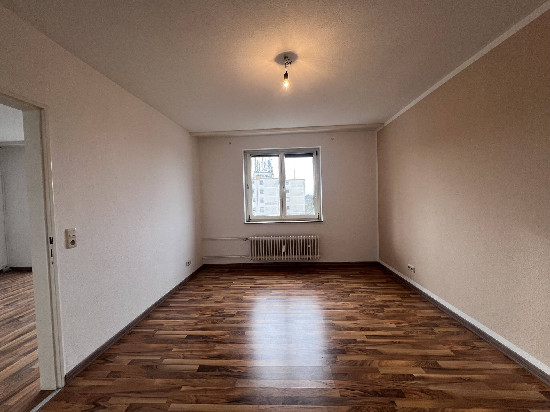 Immobilienangebot - Bensheim / Auerbach - Alle - Provisionsfrei! Leerstehende 2-Zi.-Wohnung mit Wohnküche, Balkon & Aufzug, Stellplatzoption, Toplage