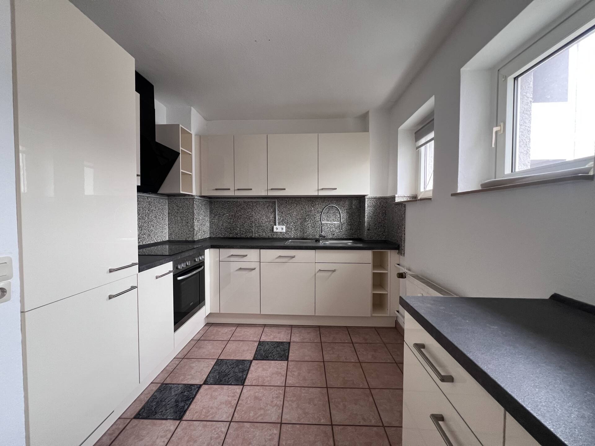 Immobilienangebot - Bensheim / Auerbach - Alle - Provisionsfrei! Vermietete 3-Zi.-Wohnung mit Wohnküche, Balkon & Aufzug, Toplage, Stellplatzoption