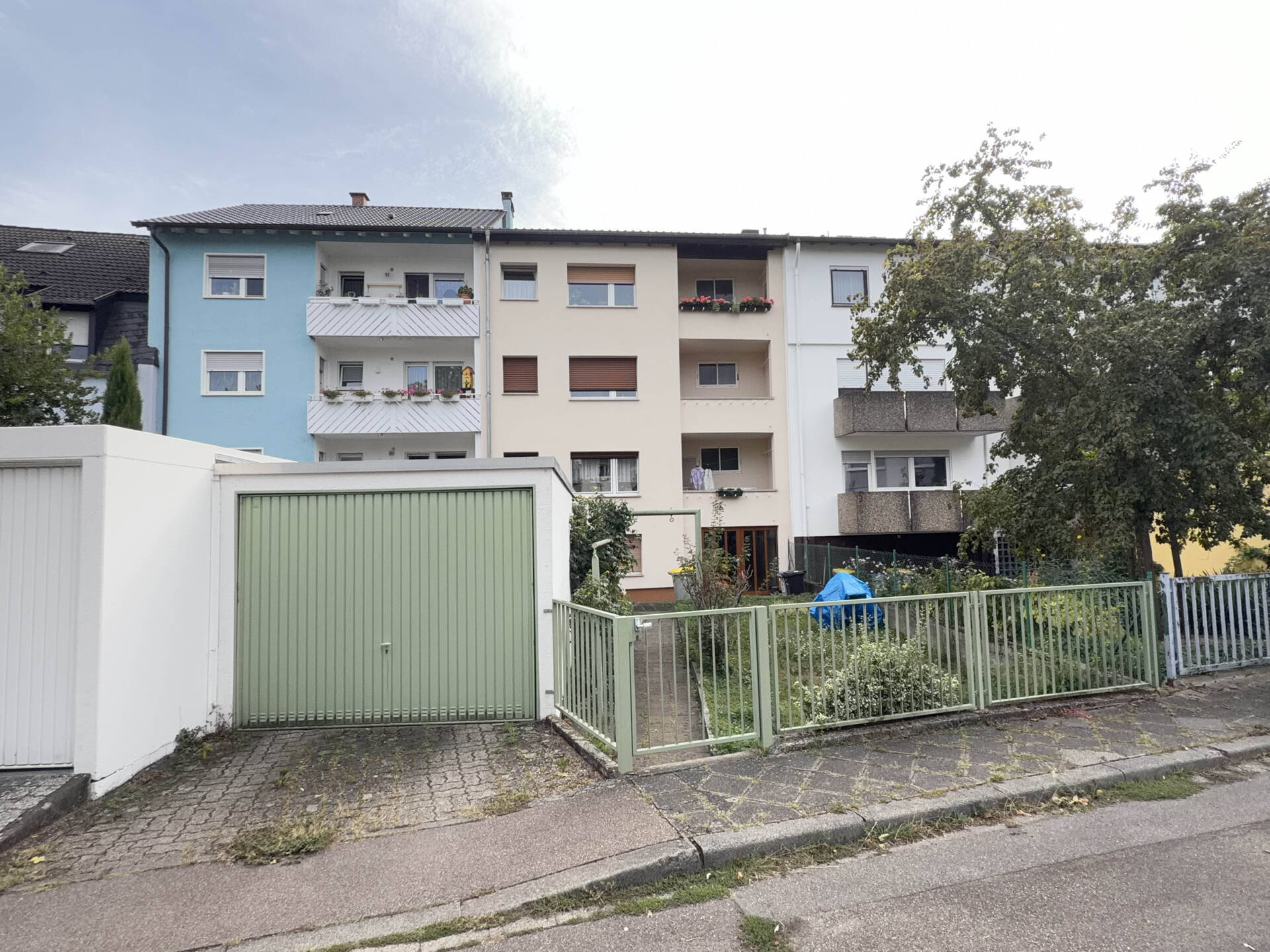 Immobilienangebot - Mannheim / Neckarau - Alle - Vierparteienhaus-Reihenhaus mit gesuchten Wohnungsgrößen, Garage, ruhige Wohnlage, Fernwärmeanschluss
