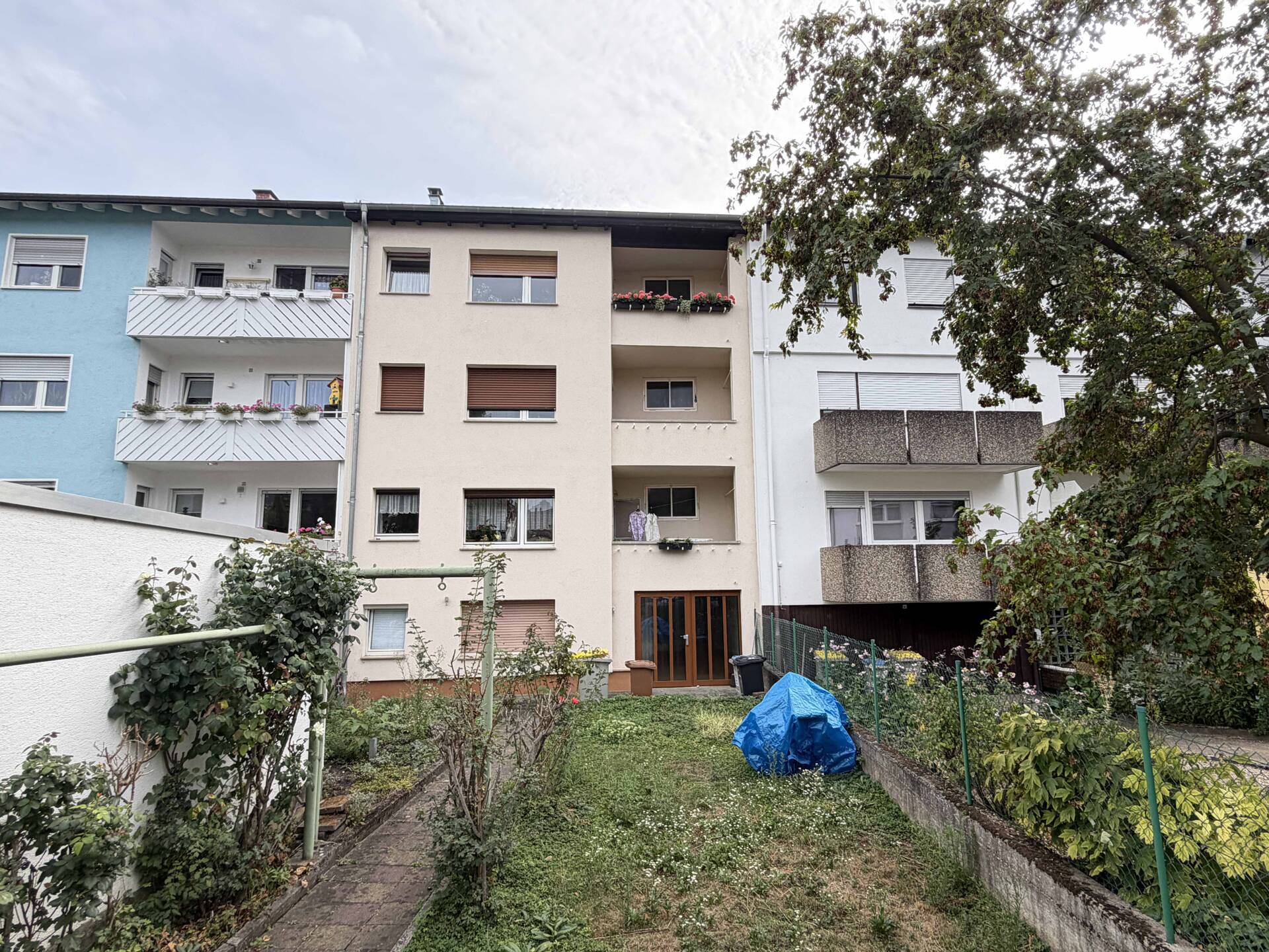 Immobilienangebot - Mannheim / Neckarau - Alle - Vierparteienhaus-Reihenhaus mit gesuchten Wohnungsgrößen, Garage, ruhige Wohnlage, Fernwärmeanschluss