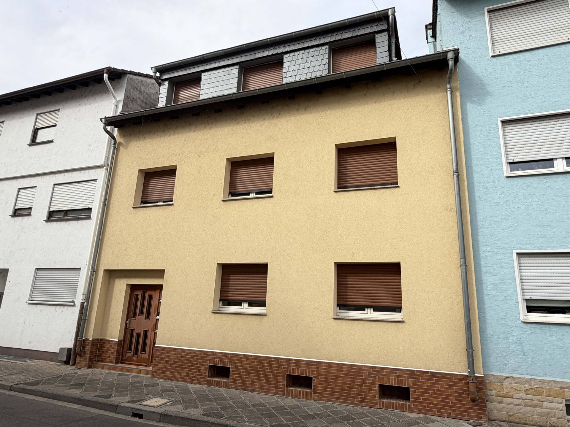 Immobilienangebot - Mannheim / Neckarau - Alle - Vierparteienhaus-Reihenhaus mit gesuchten Wohnungsgrößen, Garage, ruhige Wohnlage, Fernwärmeanschluss