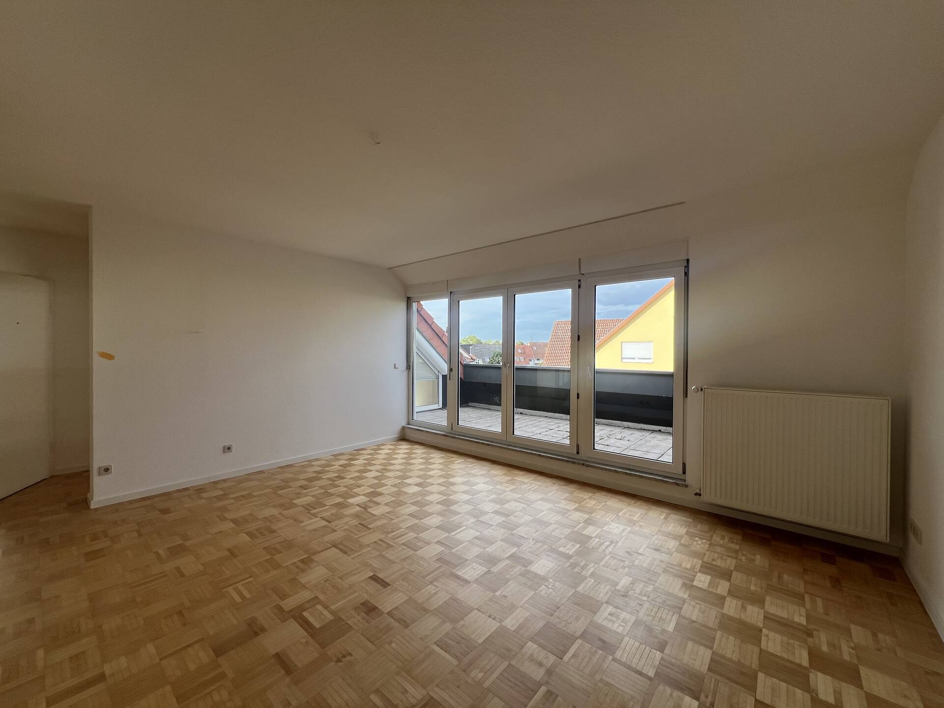 Immobilienangebot - Mannheim / Seckenheim - Alle - Großzügiges Dreifamilienhaus mit fünf Tiefgaragenstellplätzen in Mannheim-Seckenheim!