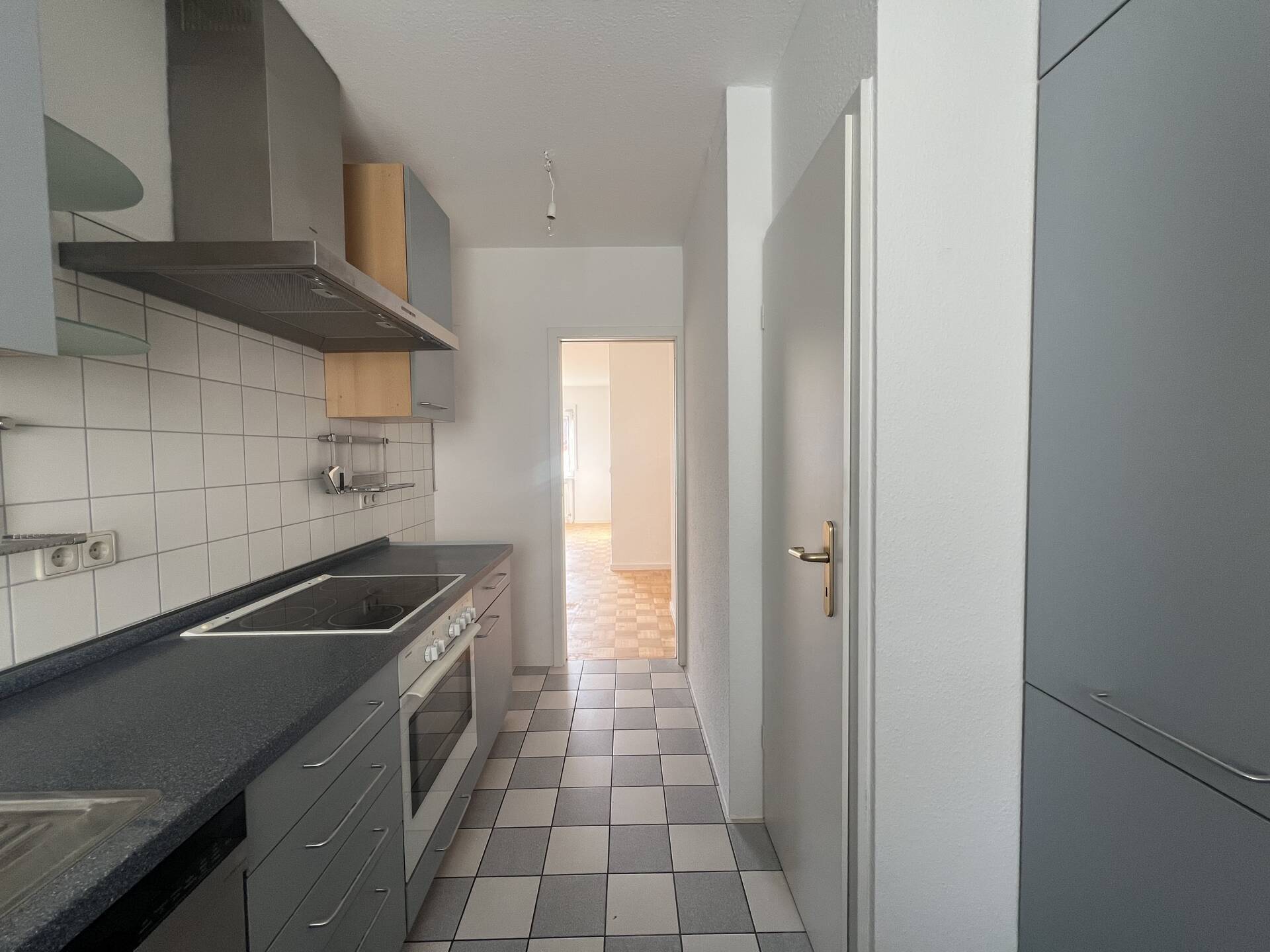 Immobilienangebot - Mannheim / Seckenheim - Alle - Großzügiges Dreifamilienhaus mit fünf Tiefgaragenstellplätzen in Mannheim-Seckenheim!
