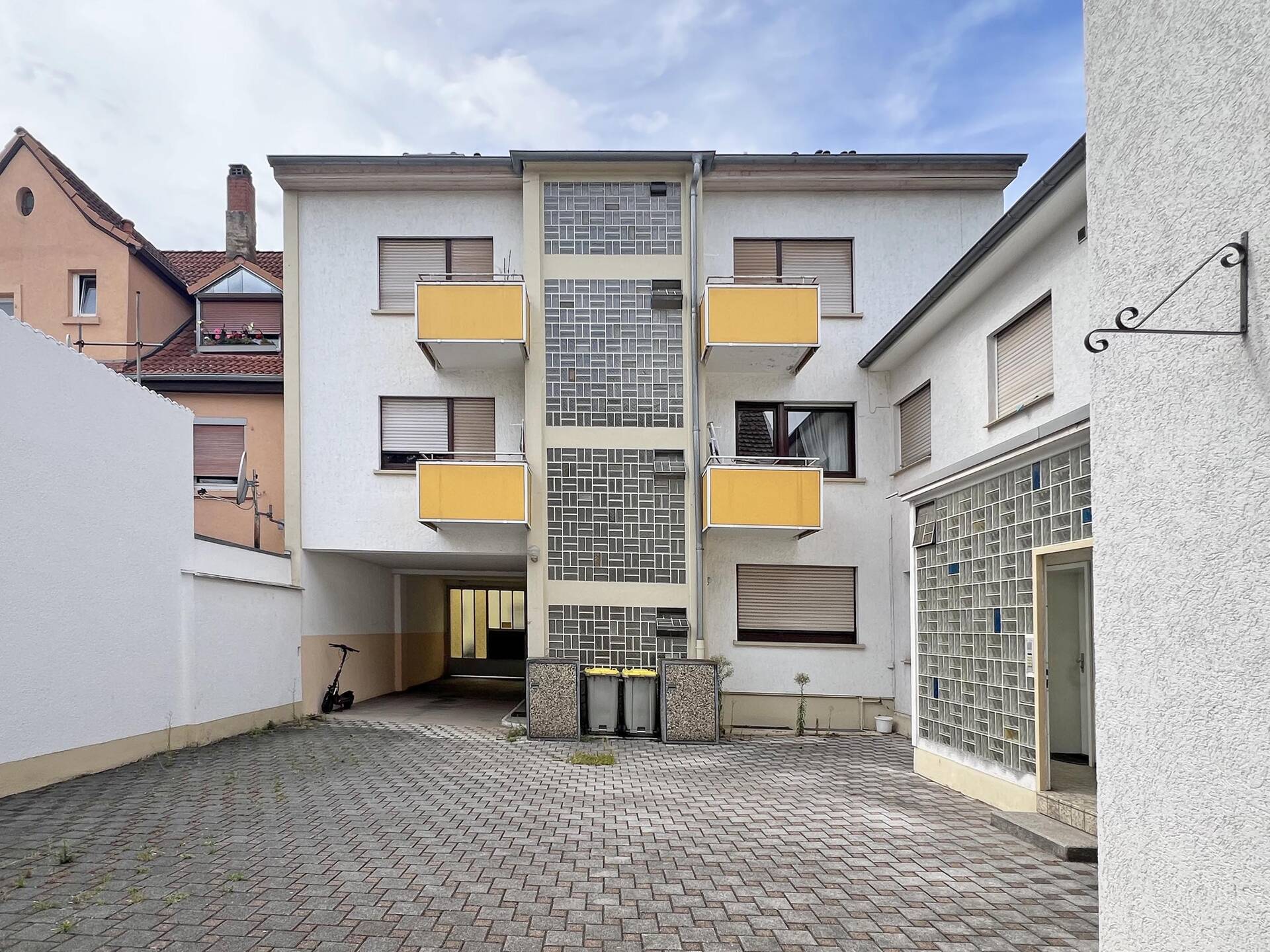 Immobilienangebot - Mannheim / Neckarau - Alle - Gepflegtes Mehrfamilienhaus mit großem Grundstück und Entwicklungspotenzial!
