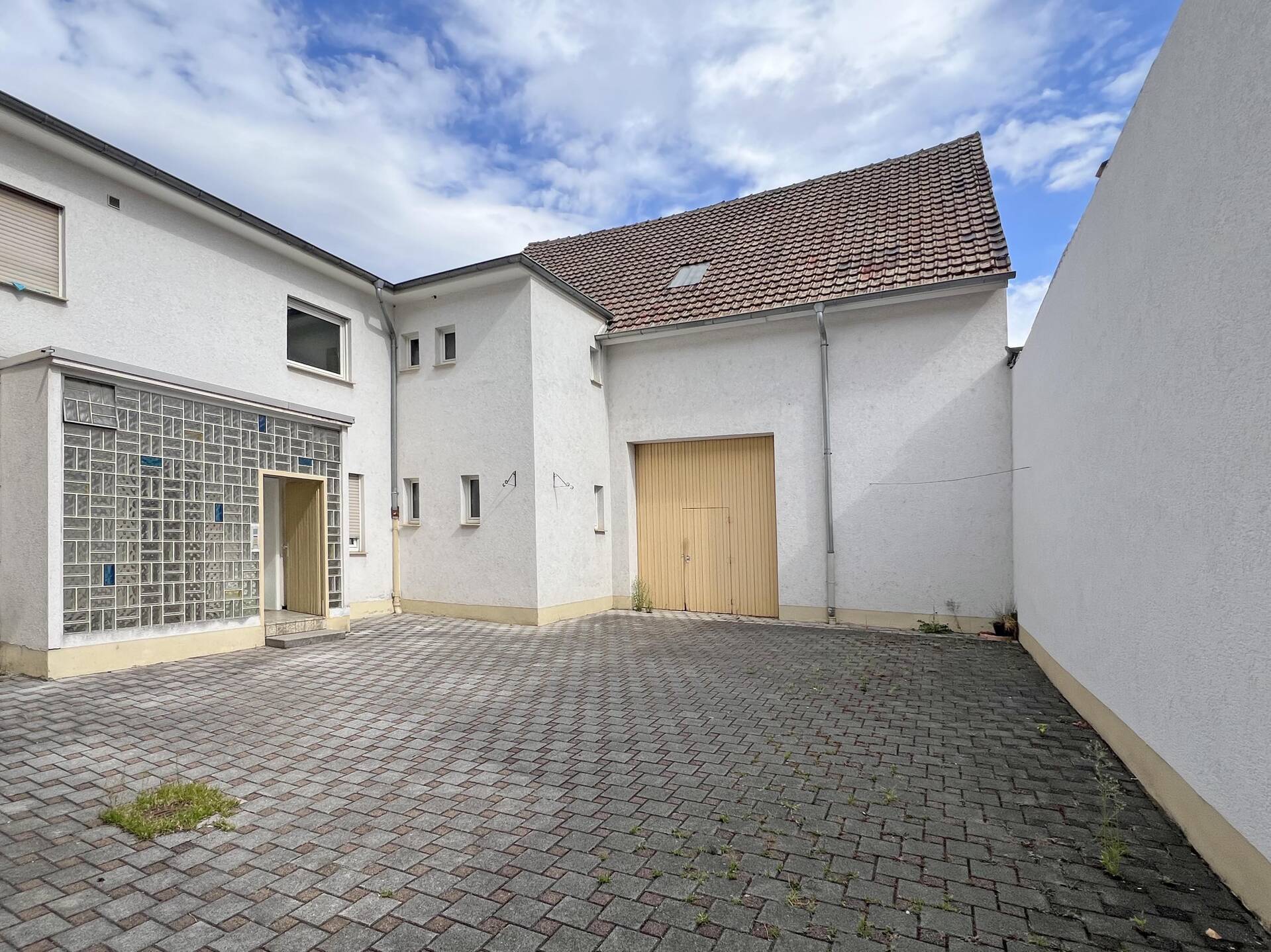 Immobilienangebot - Mannheim / Neckarau - Alle - Gepflegtes Mehrfamilienhaus mit großem Grundstück und Entwicklungspotenzial!